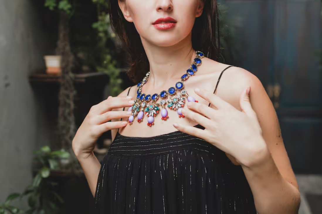 How to Style Chunky Jewelry for Every Occasion: From Brunch to Parties